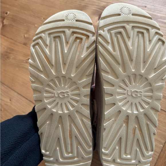 UGG Women’s Goldenstar Clog - Picture 5 of 7